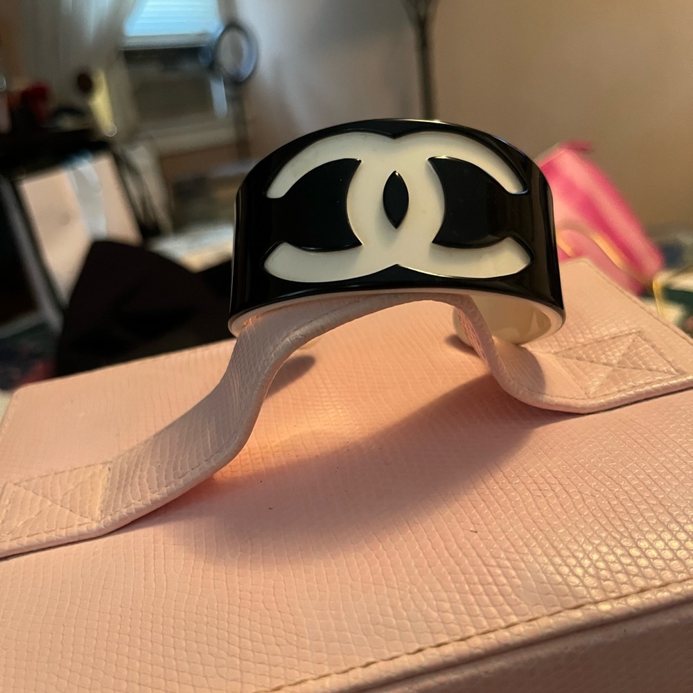 CHANEL Black and White Logo Cuff
Bracelet 6,5 inc